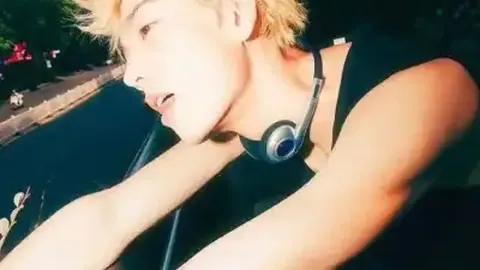 马特塔戴头盔获格拉斯纳点赞：独特造型令人安心